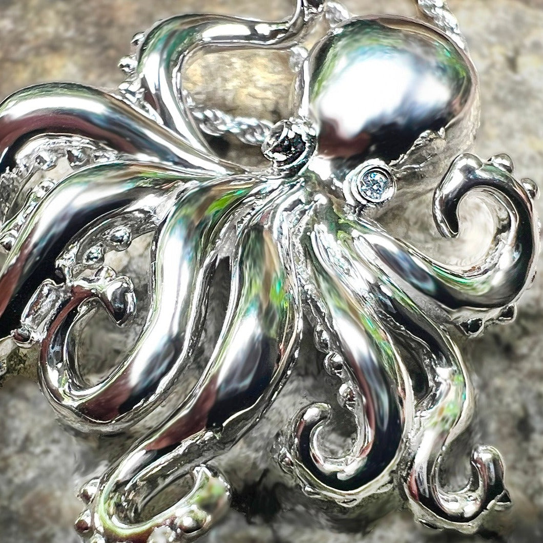 Akamai He’e Pendant w/ Rope Chain