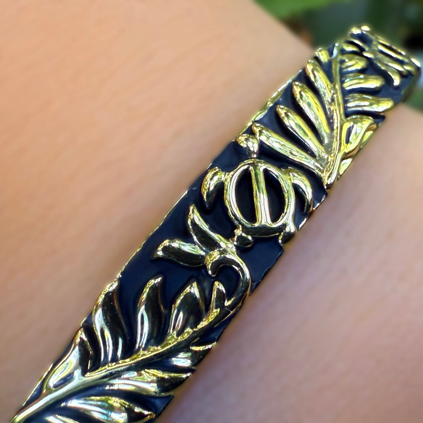 Honu Lau Hinged Bangle