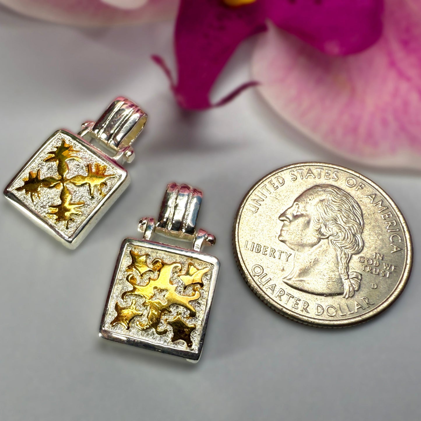 Huina Quilt Two Tone Pendant w/Chain
