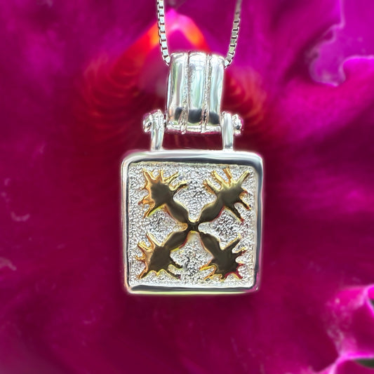 Huina Quilt Two Tone Pendant w/Chain