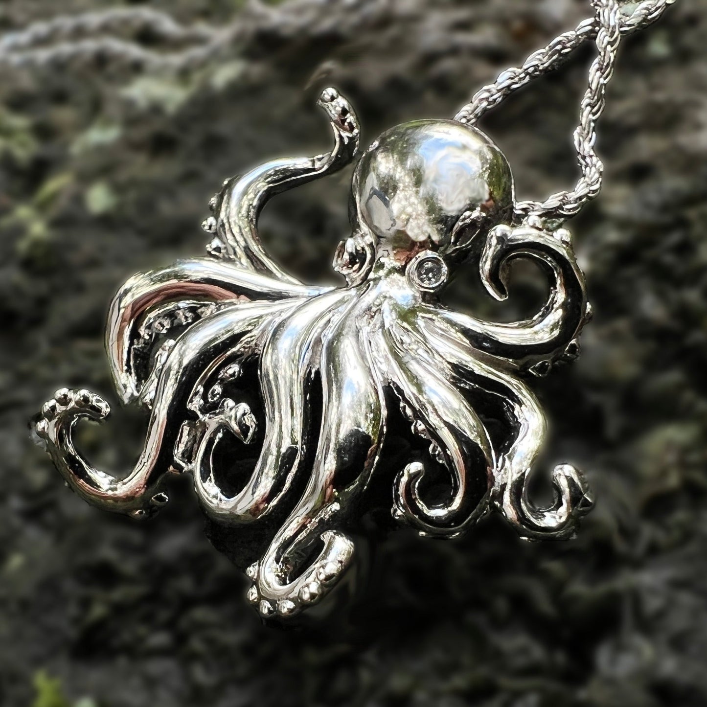 Akamai He’e Pendant w/ Rope Chain