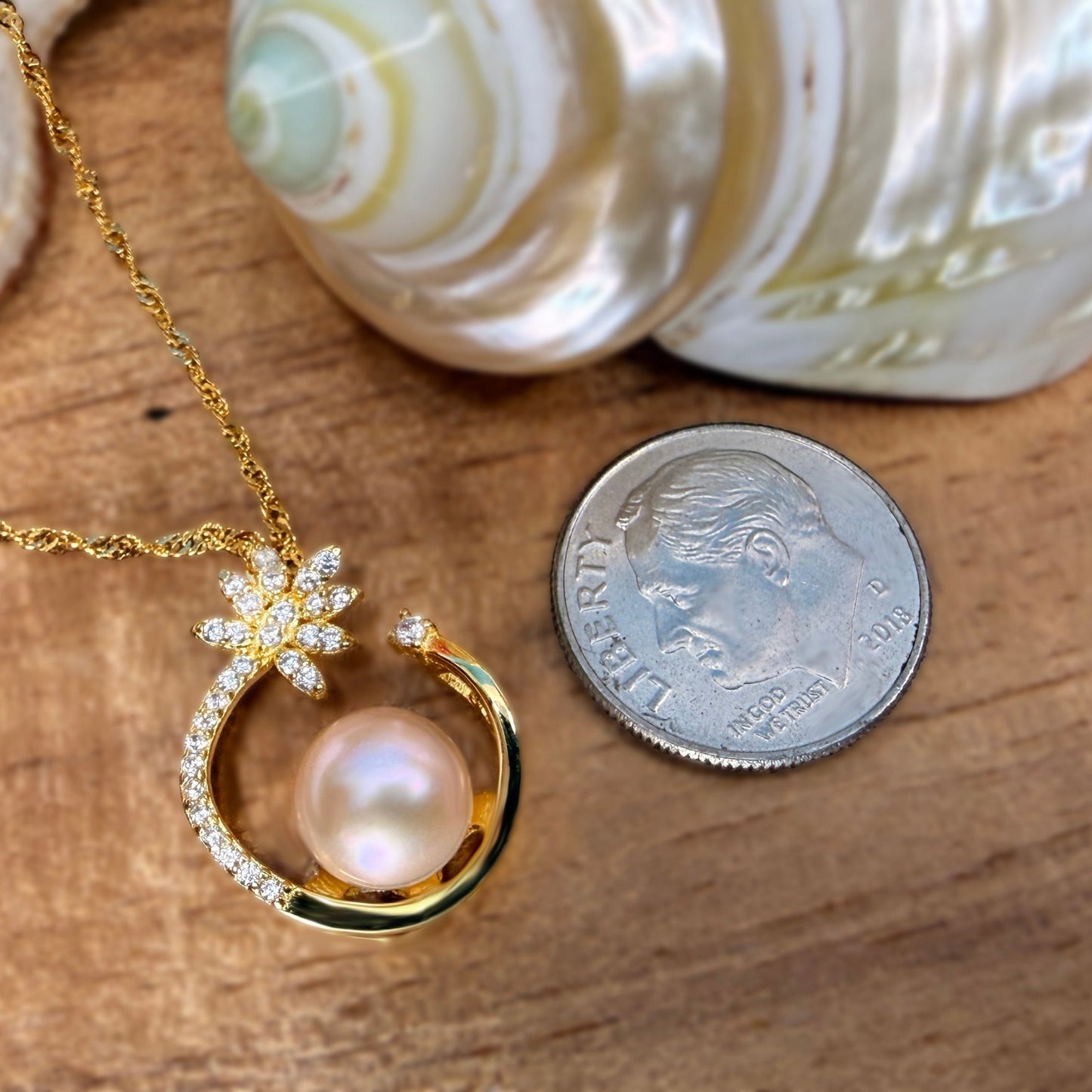Momi Palm Pendant