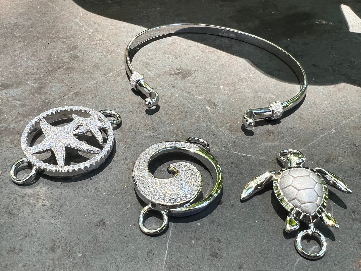 Liki Bracelet with Centerpiece Bangle Bracelet