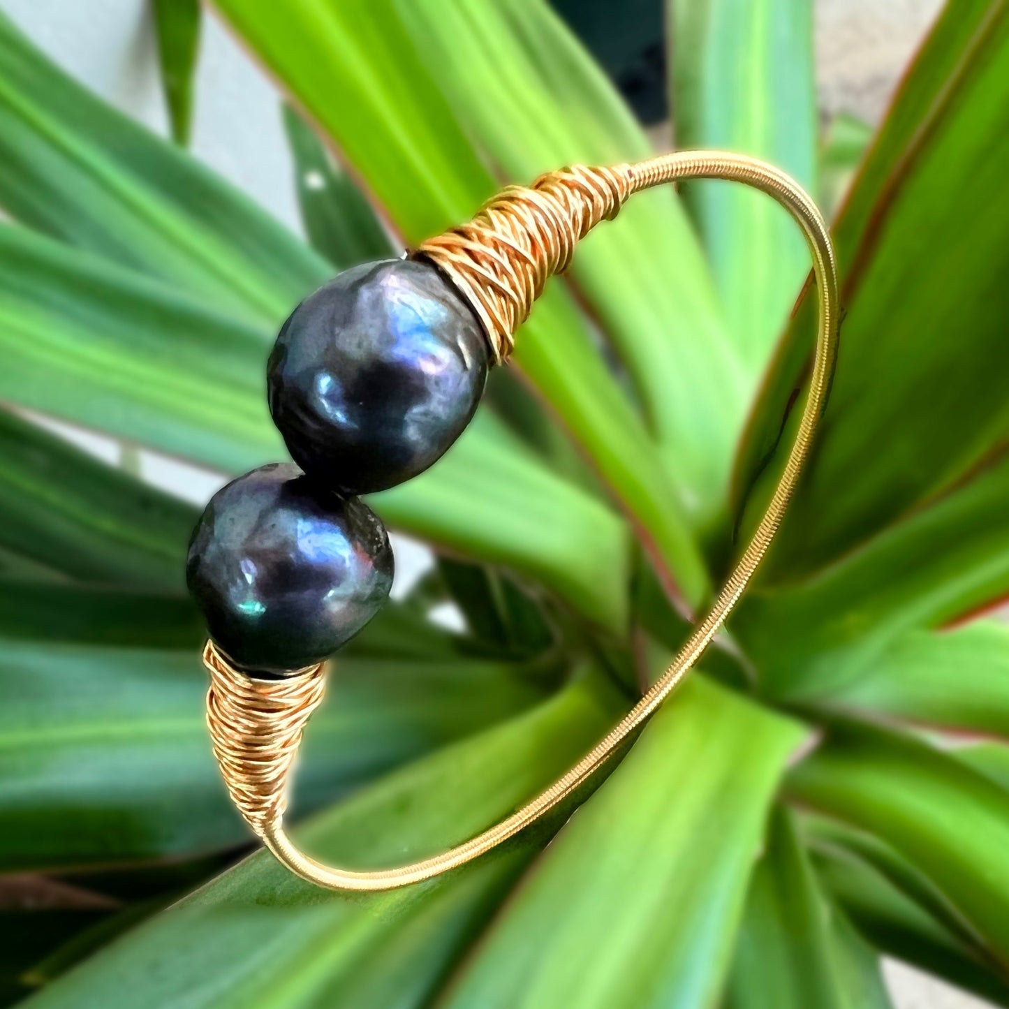 ‘Elua Adjustable Freshwater Pearl Bracelet in Black
