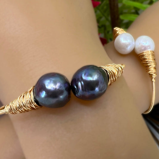 ‘Elua Adjustable Freshwater Pearl Bracelet on Model