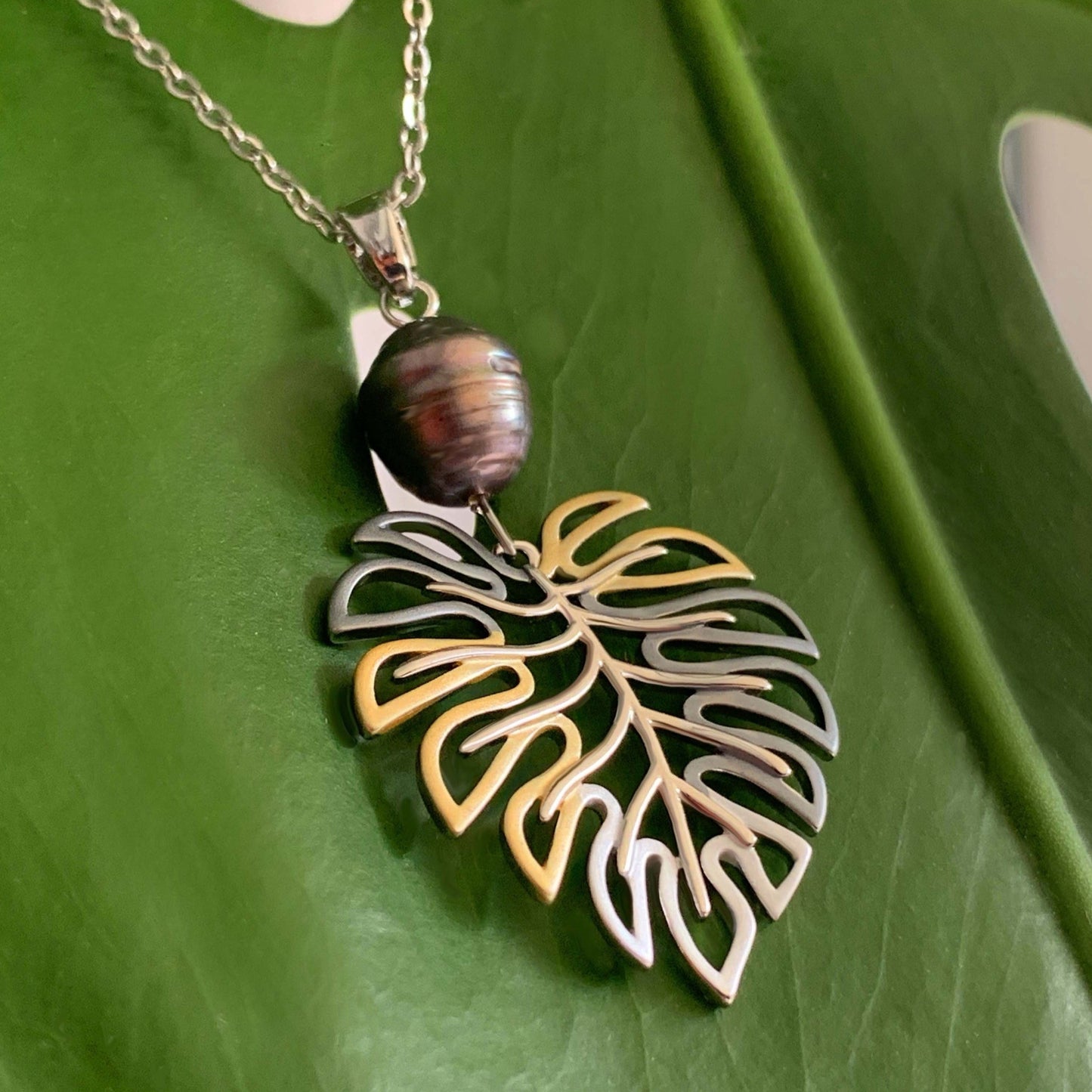 Monstera Black Pearl Pendant