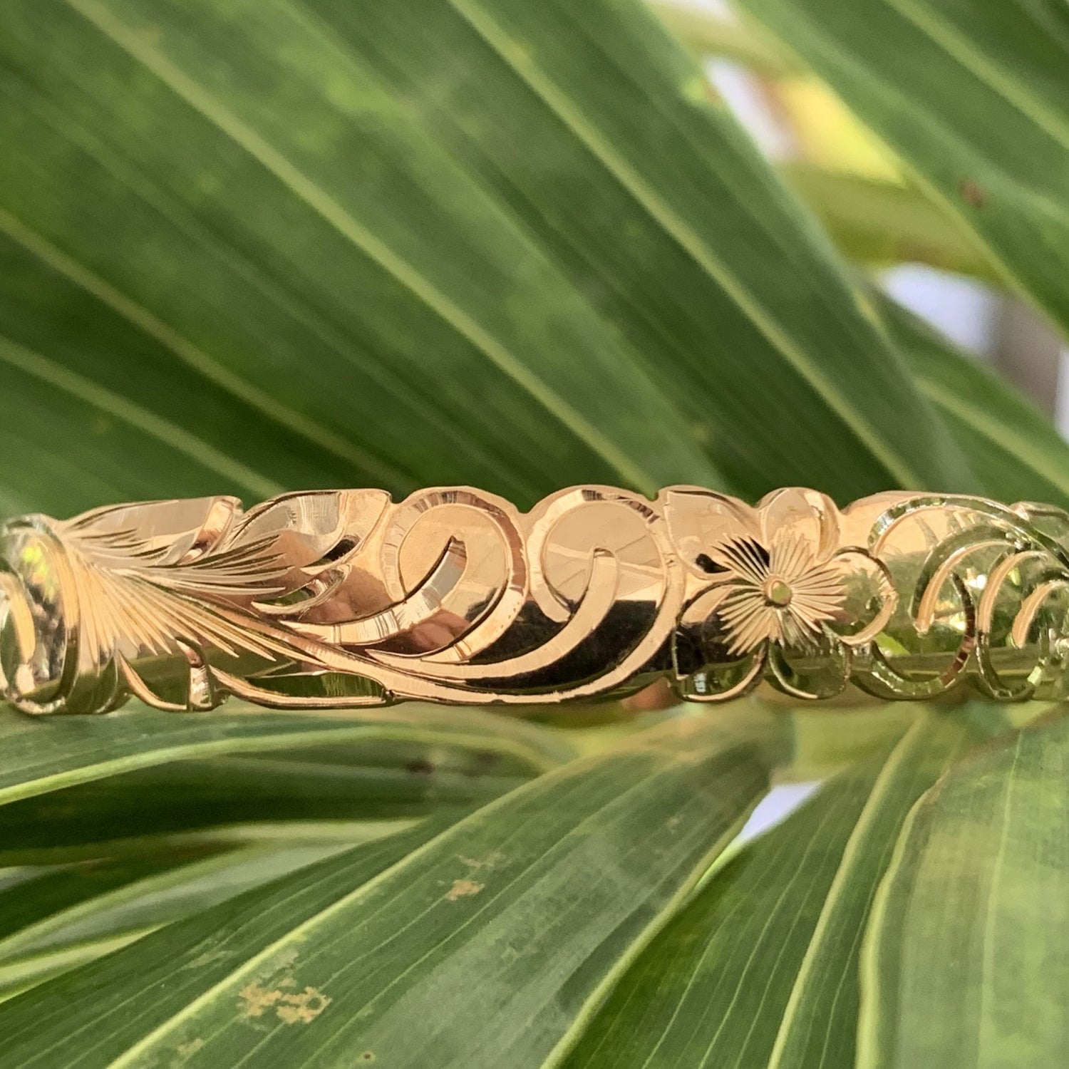 Baby Hawaiian heirloom bracelet with scallop edge showing the back design..