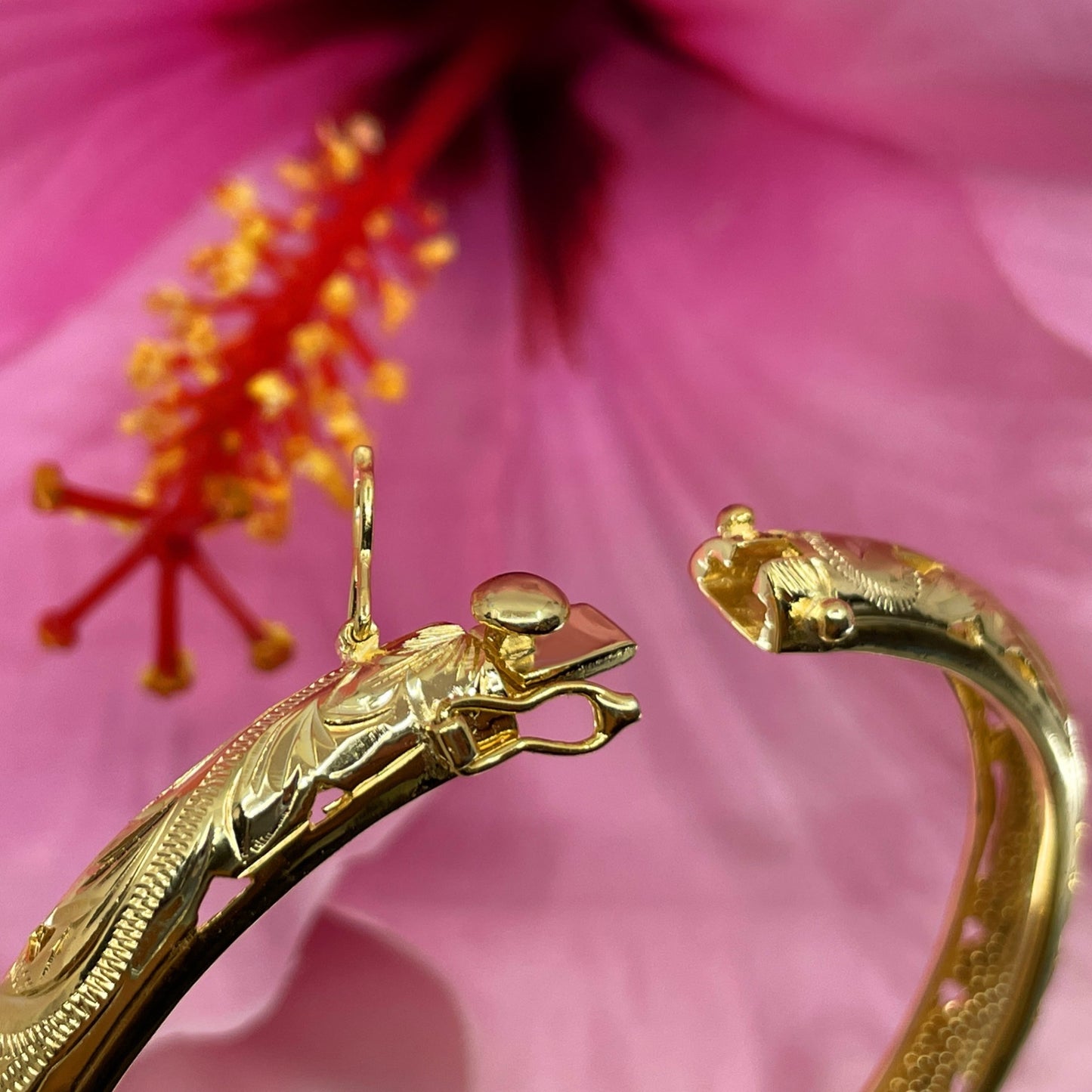 8MM Hawaiian Scroll Adjustable Oval Hinge Bracelet