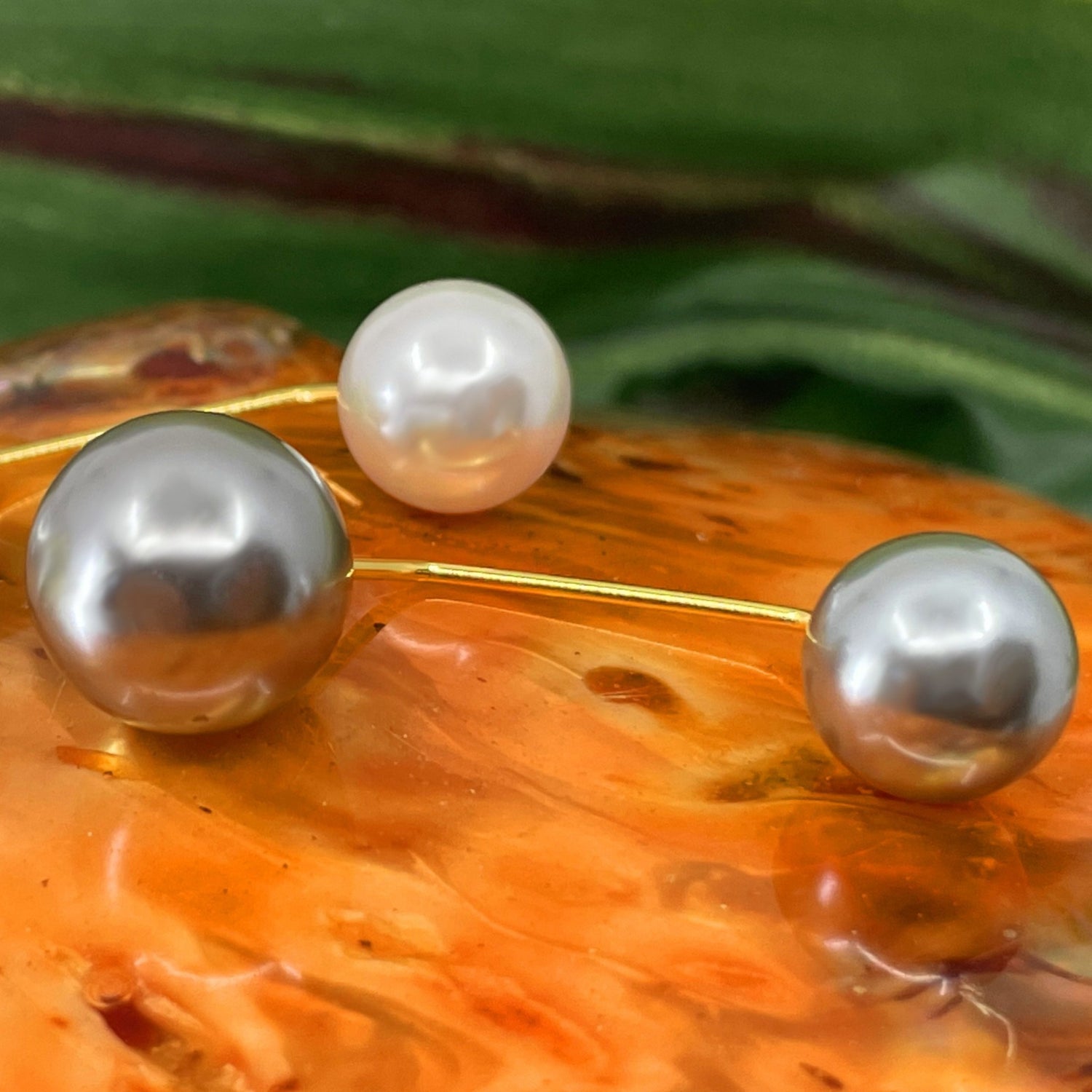 Punehele Shell Pearl Pin