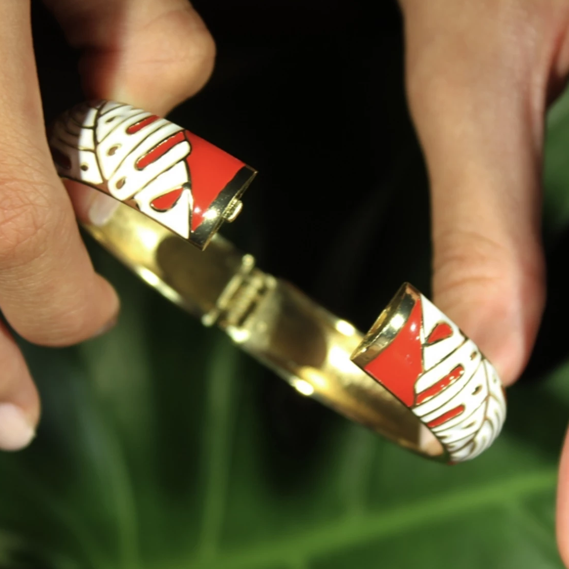 Tropical Monstera Bangle with Hinge Closeup Hinge