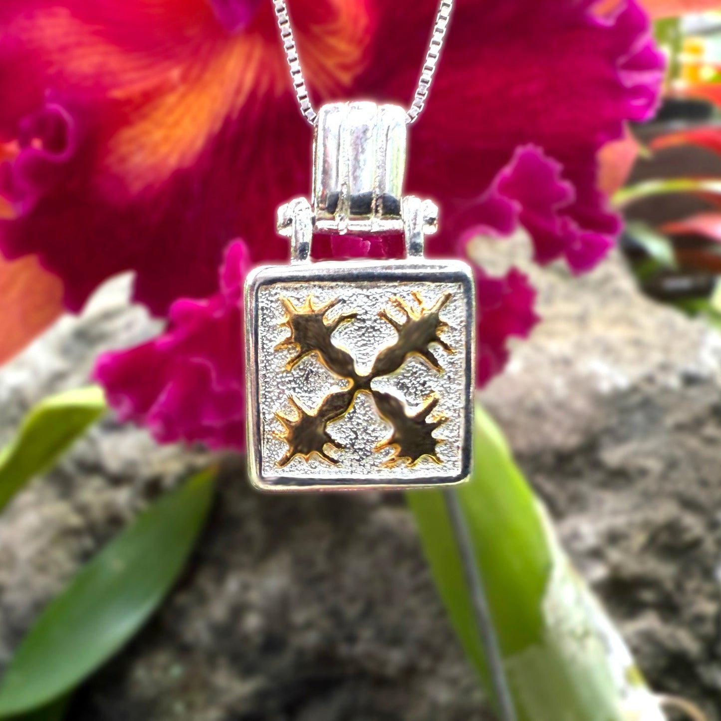 Huina Quilt Two Tone Pendant w/Chain