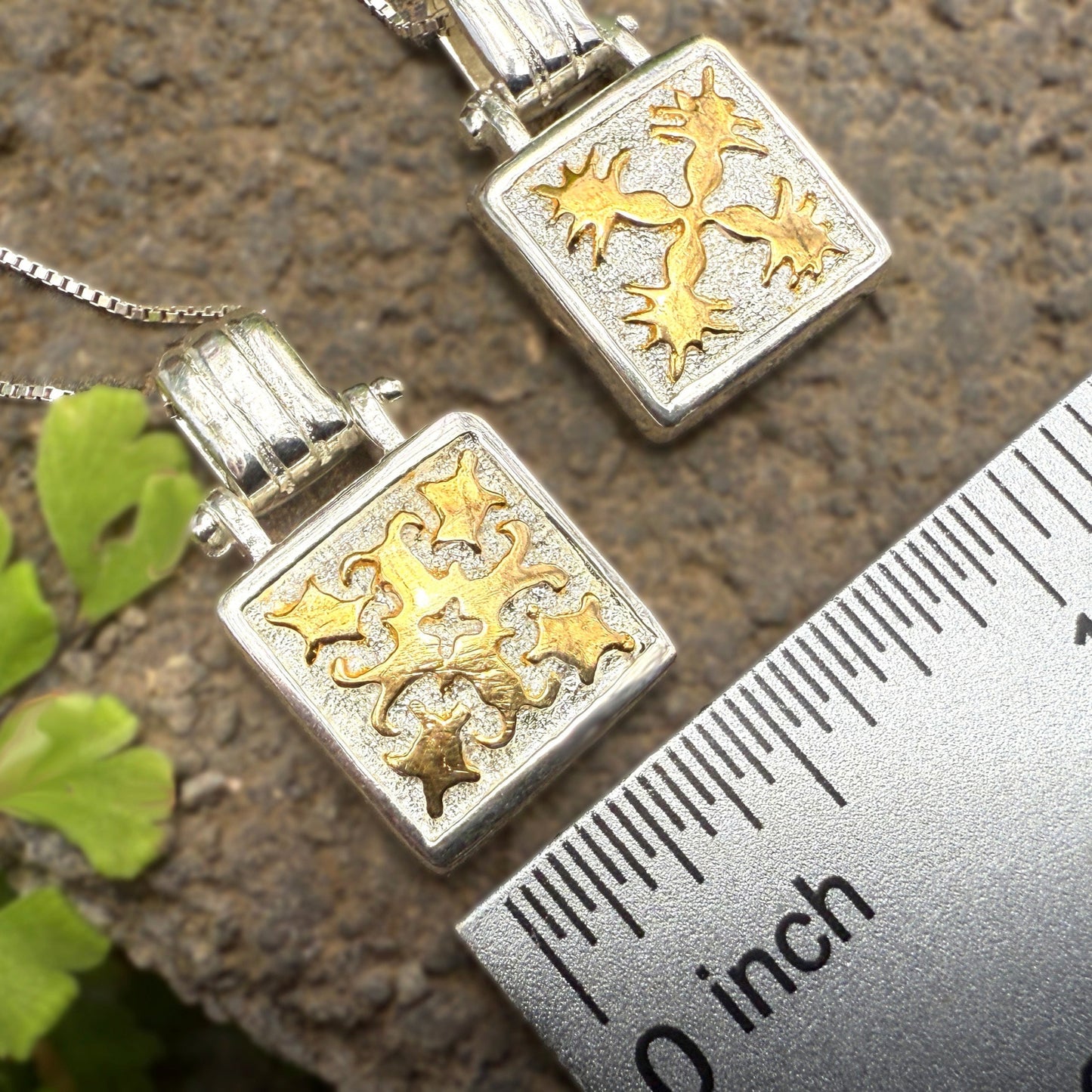 Huina Quilt Two Tone Pendant w/Chain