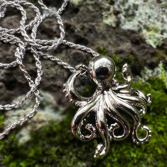 Akamai He’e Pendant w/ Rope Chain