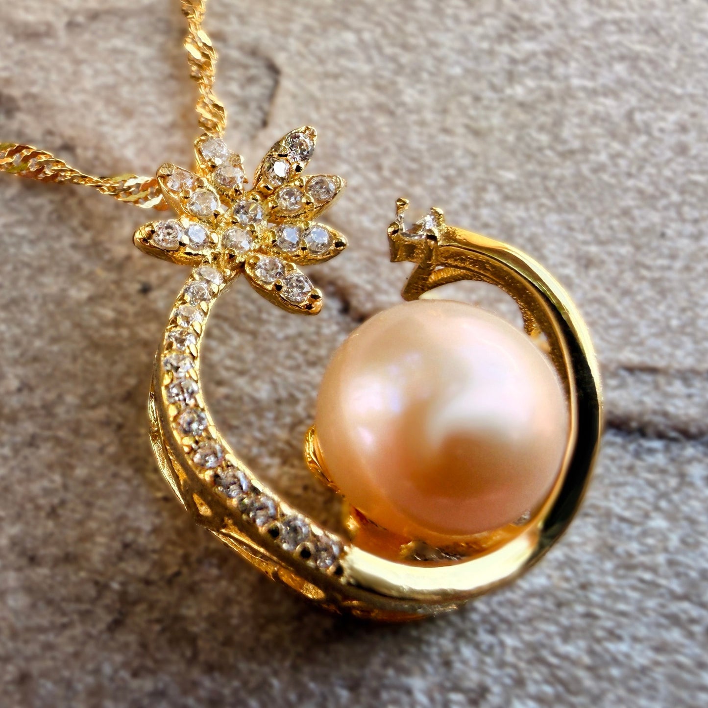Momi Palm Pendant