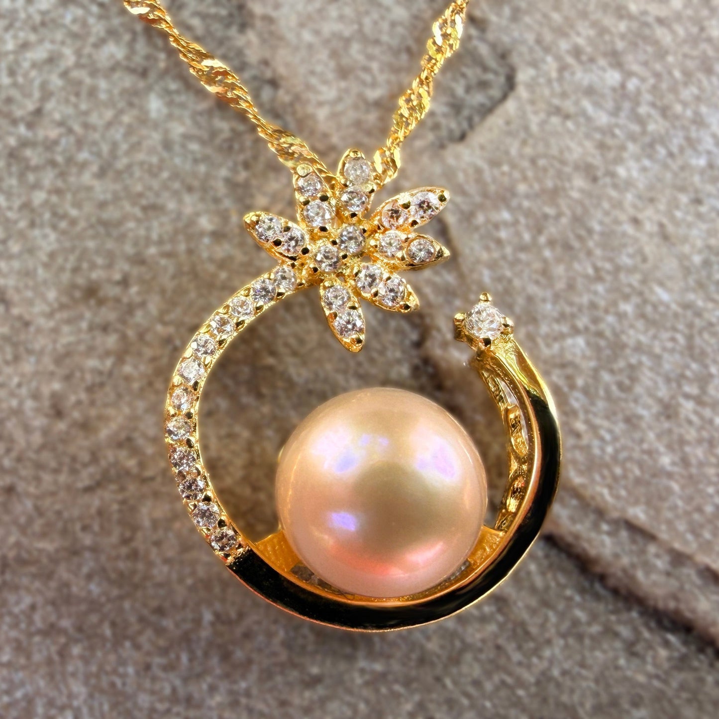 Momi Palm Pendant