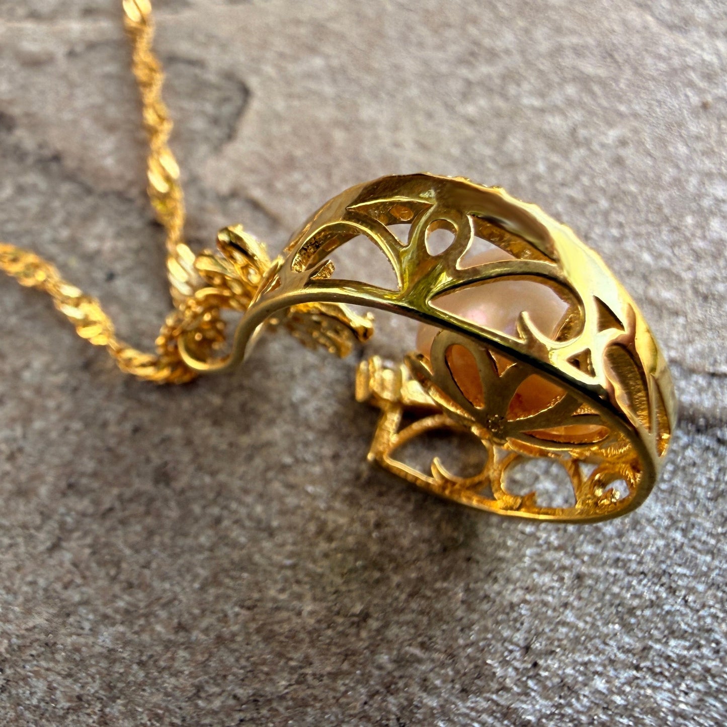 Momi Palm Pendant