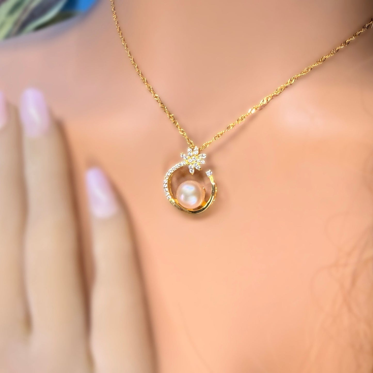 Momi Palm Pendant