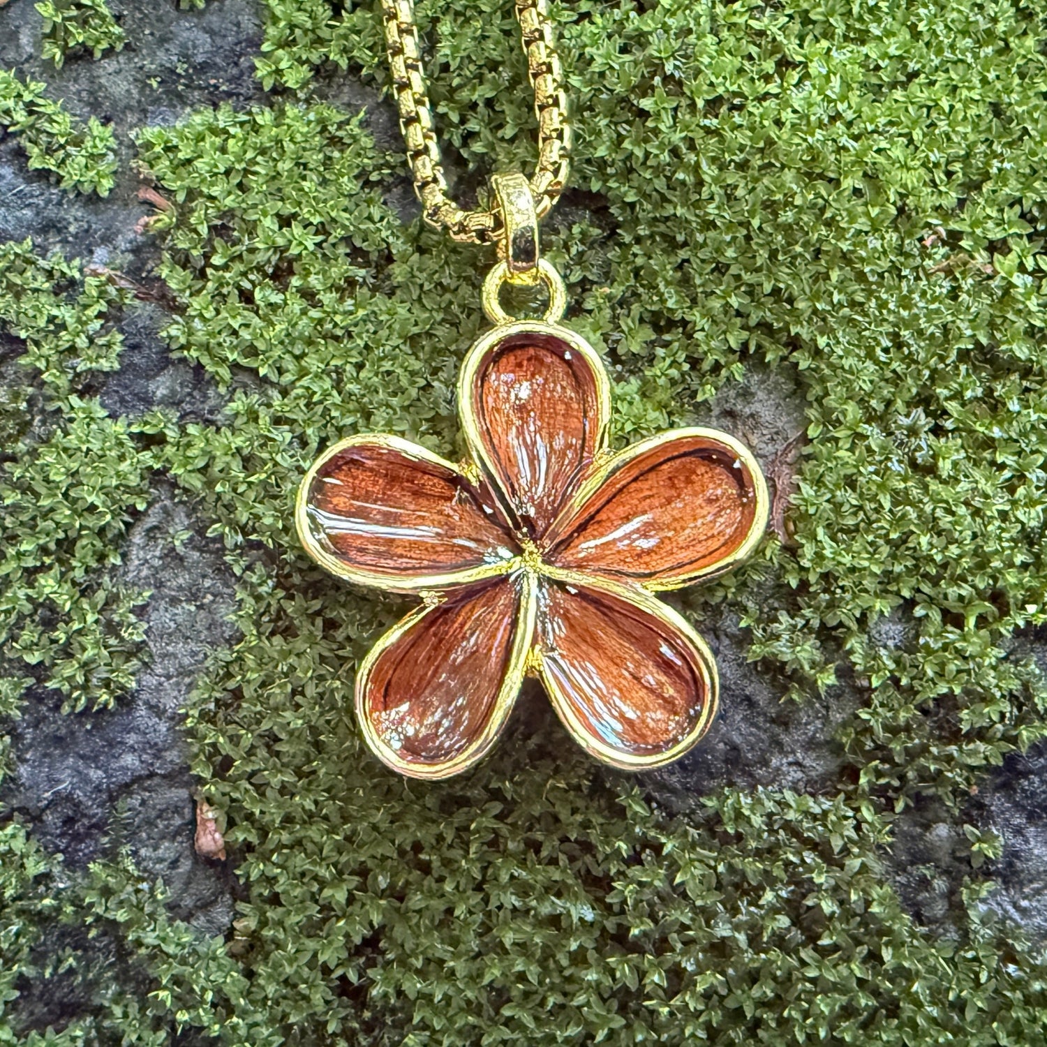 Ciondolo Fiore Satinato e liscio 3 ori 18kt (750 Ciondolo Fiore Satinato e liscio 3 ori 18kt (750