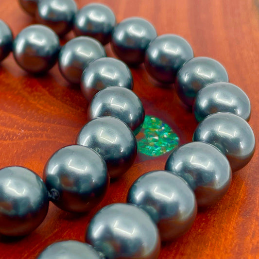 Momi Shell Pearl Strand in Midnight Black