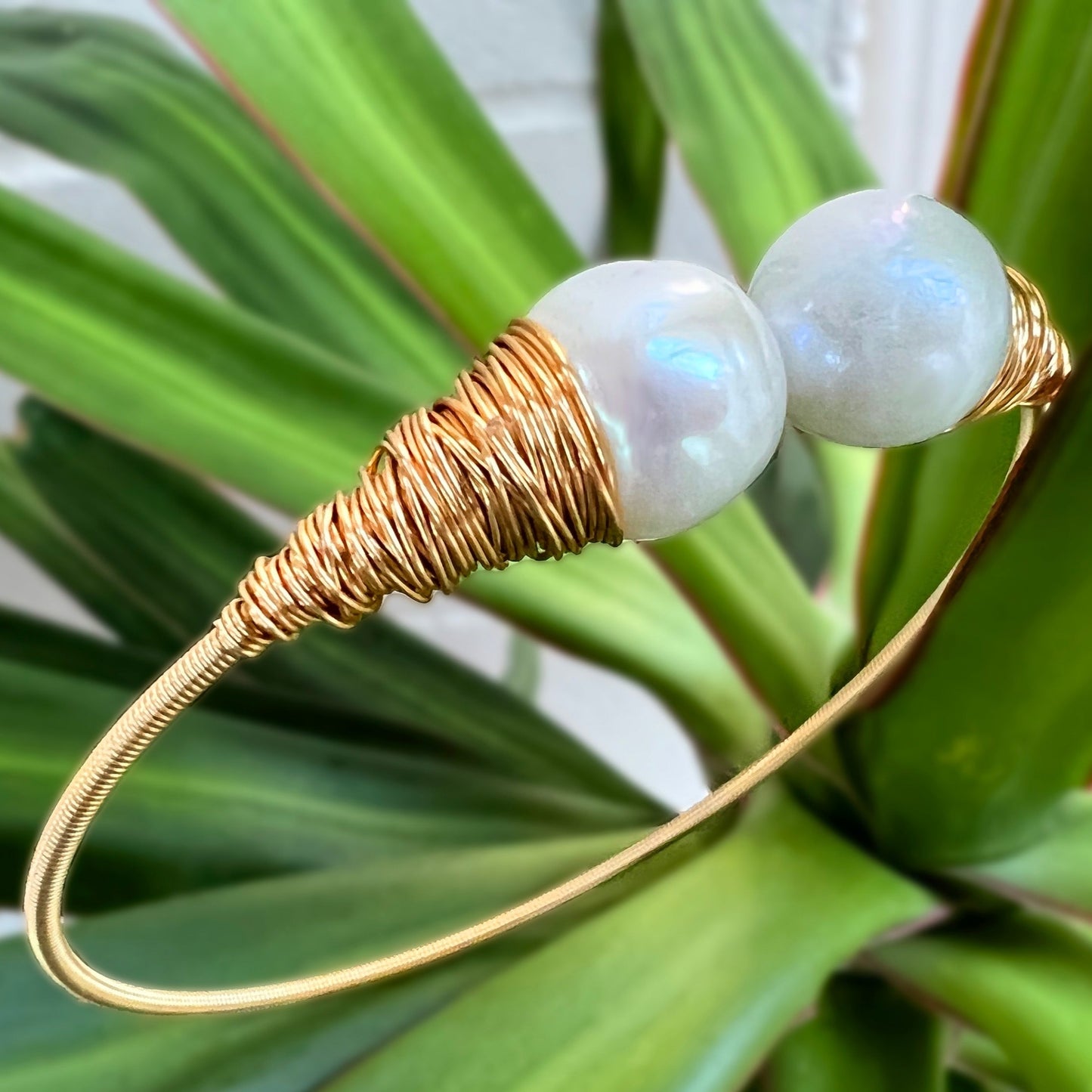‘Elua Adjustable Freshwater Pearl Bracelet in white