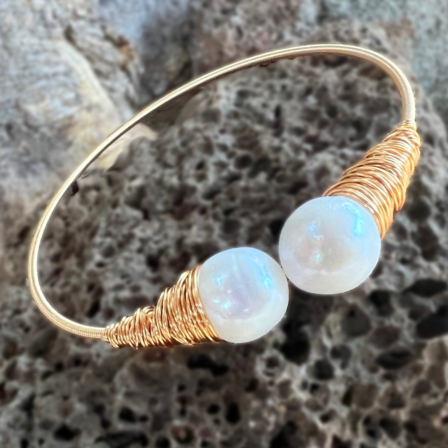 ‘Elua Adjustable Freshwater Pearl Bracelet in White