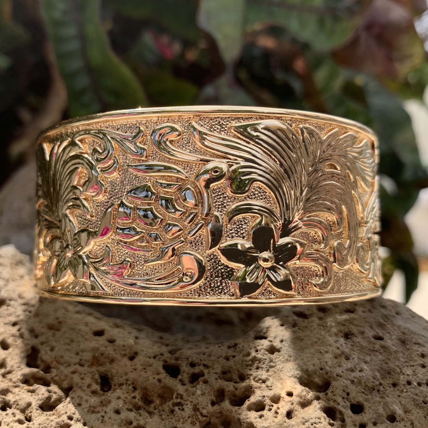 33mm under the sea bangle closeup showing turtle.