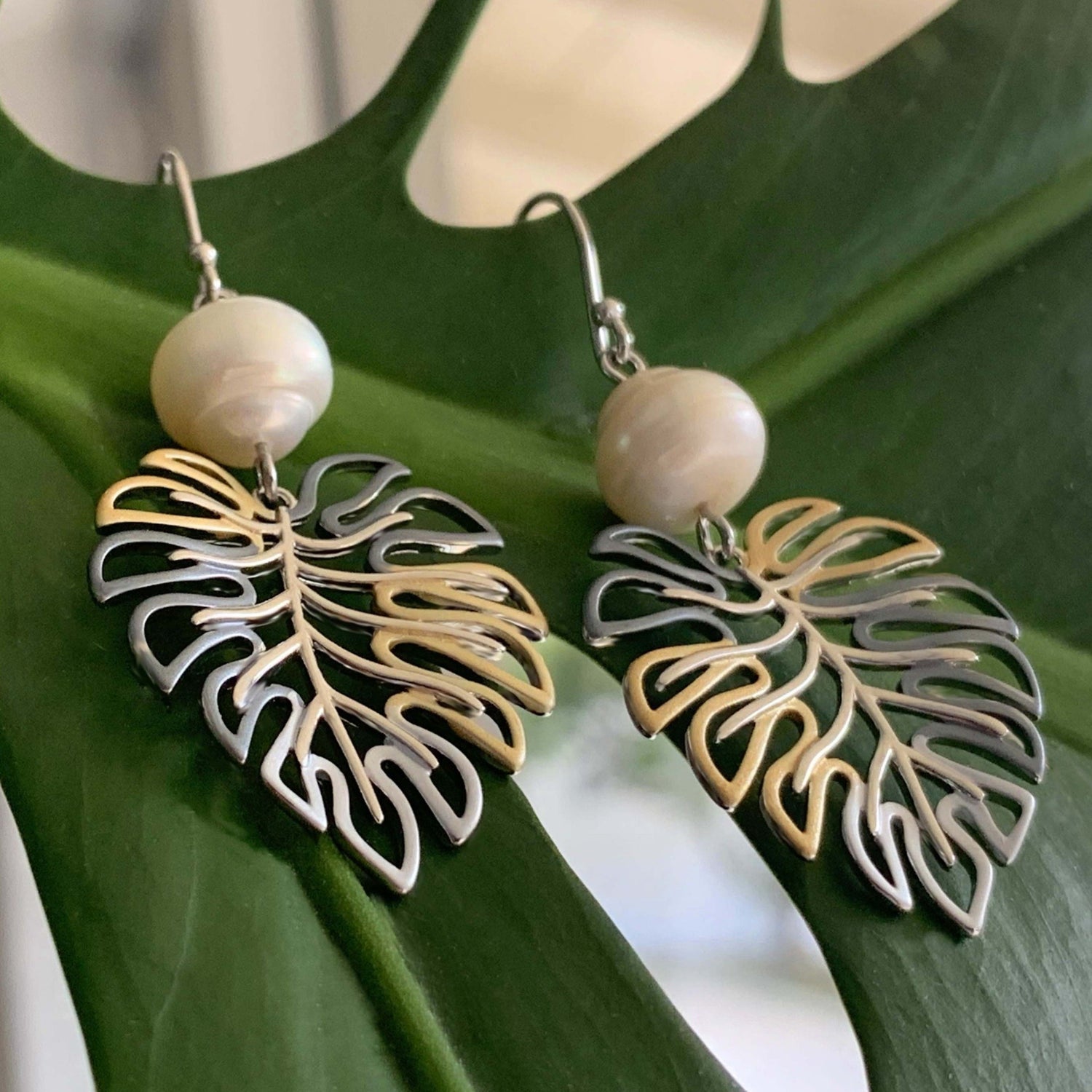 Monstera Leaf Pearl Earrings – Showcase Hawaii