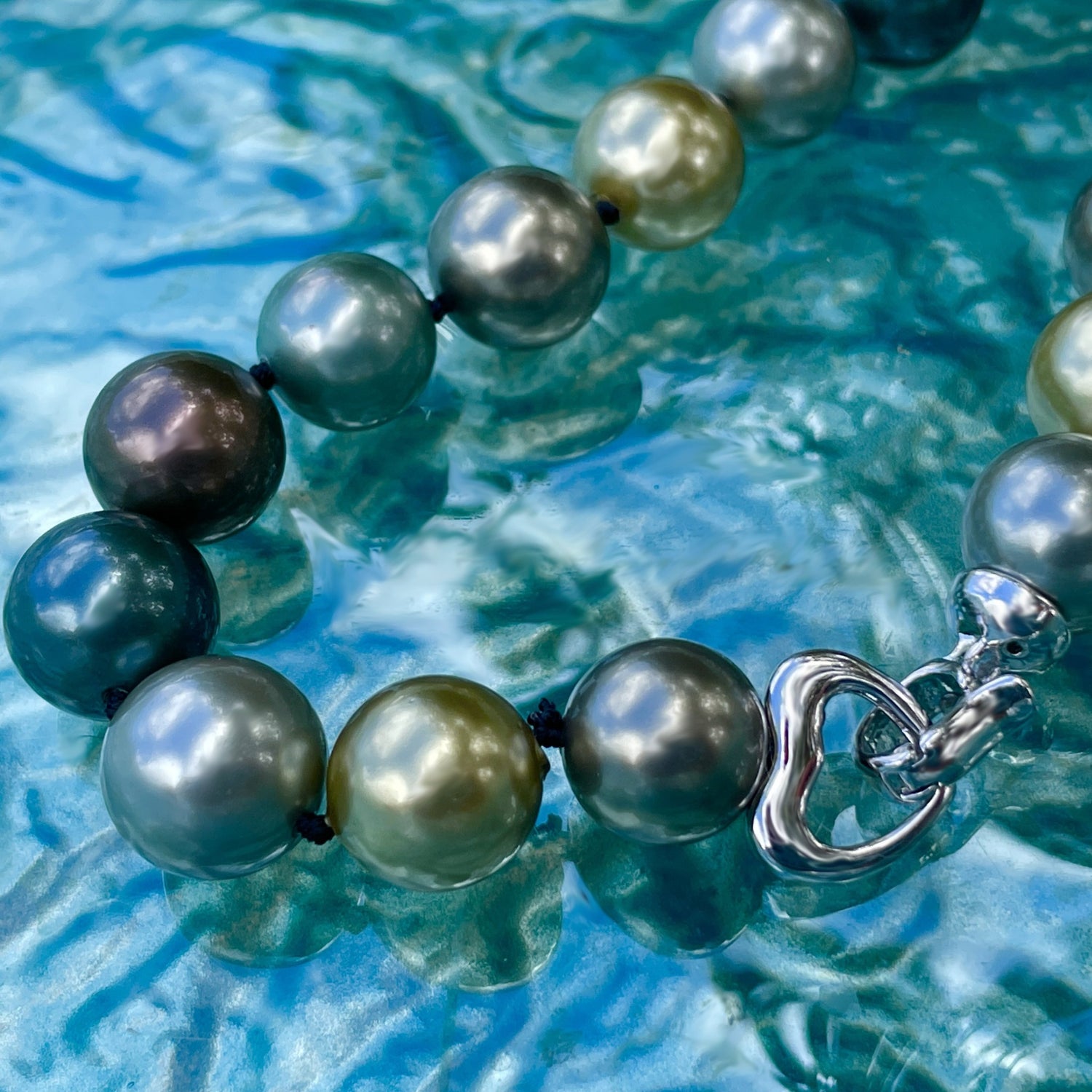 Momi Tahitian Colors Shell Pearl Necklace and Bracelet Combo