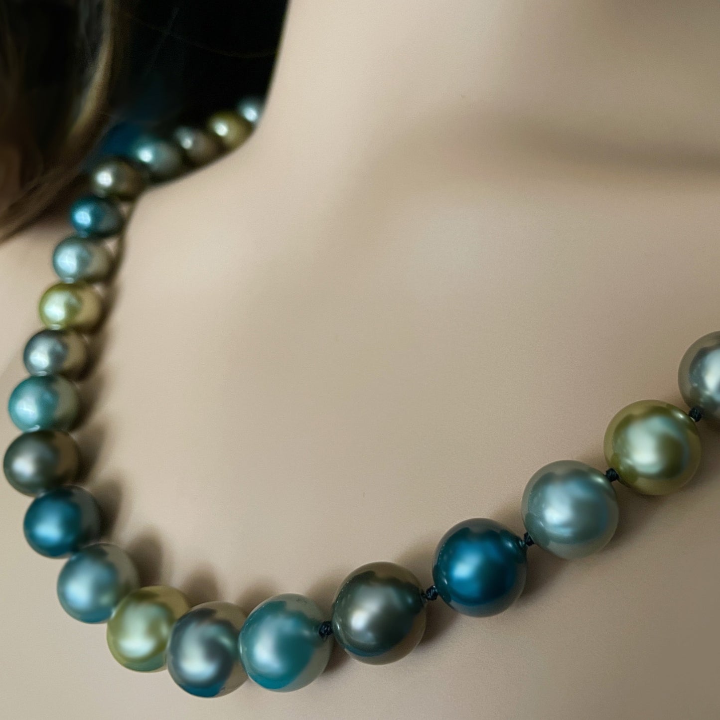 Momi Tahitian Colors Shell Pearl Necklace and Bracelet Combo