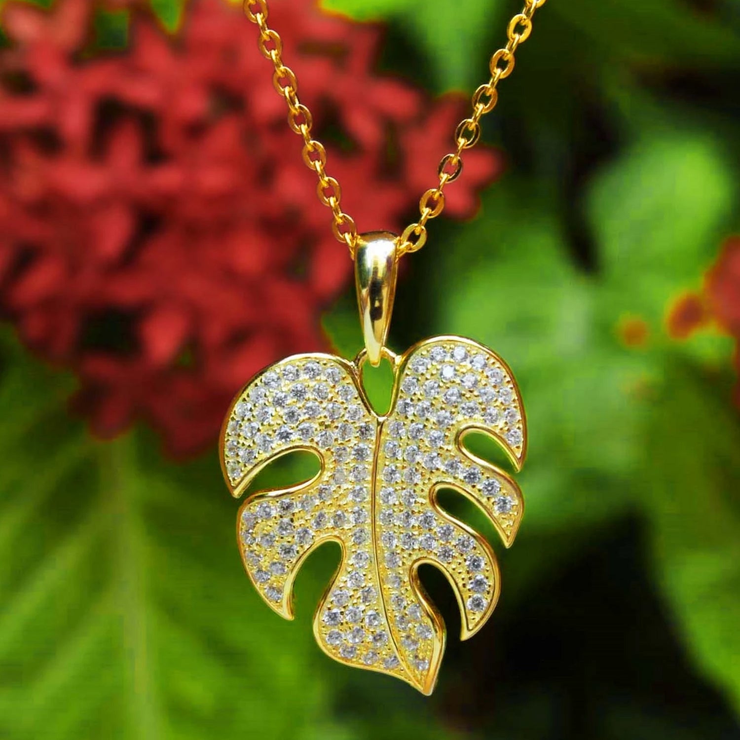 Monstera Pave Pendant in Gold