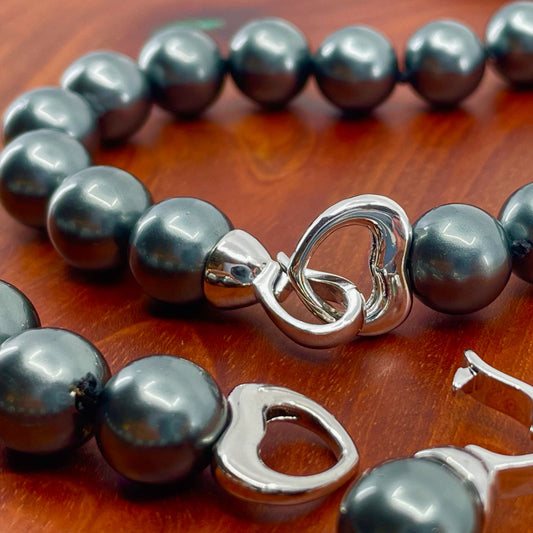Momi Shell Pearl Strand in Midnight Black